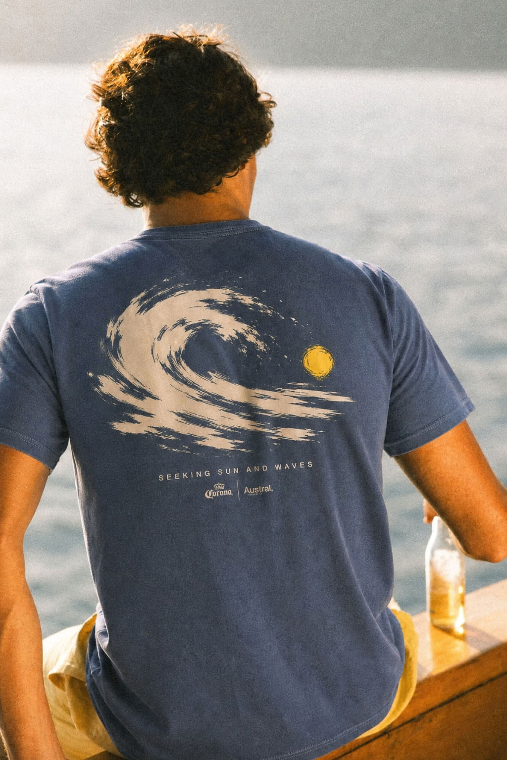 Camiseta Graphic Wave Corona Azul Escuro